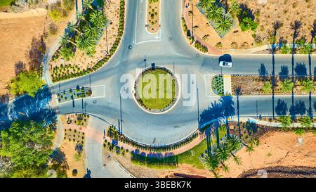 Rond-point aérien moderne du désert avec vue panoramique sur les palmiers Banque D'Images