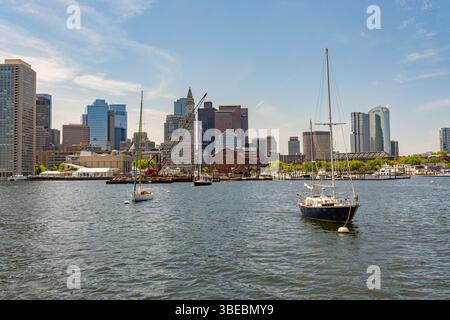 Boston, ma, US-13 mai 2025 : Boston skyline vue depuis le port de Boston. Banque D'Images