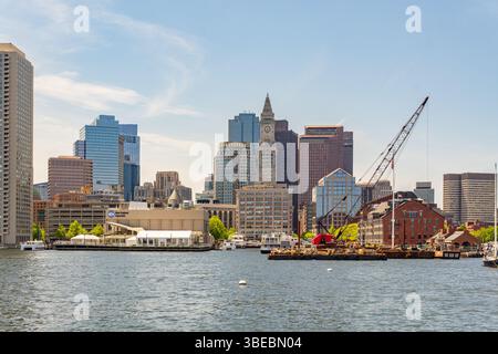 Boston, ma, US-13 mai 2025 : Boston skyline vue depuis le port de Boston. Banque D'Images