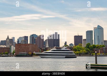Boston, ma, US-13 mai 2025 : Boston skyline vue depuis le port de Boston. Banque D'Images