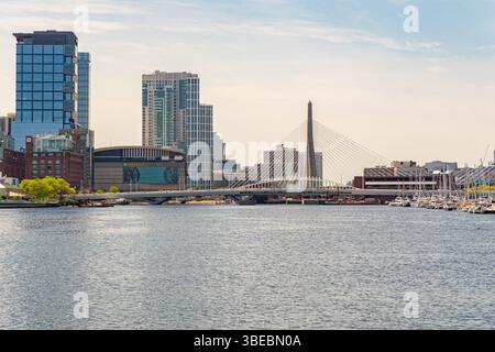Boston, ma, US-13 mai 2025 : Boston skyline vue depuis le port de Boston. Banque D'Images