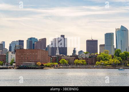 Boston, ma, US-13 mai 2025 : Boston skyline vue depuis le port de Boston. Banque D'Images