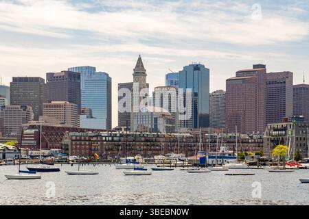 Boston, ma, US-13 mai 2025 : Boston skyline vue depuis le port de Boston. Banque D'Images