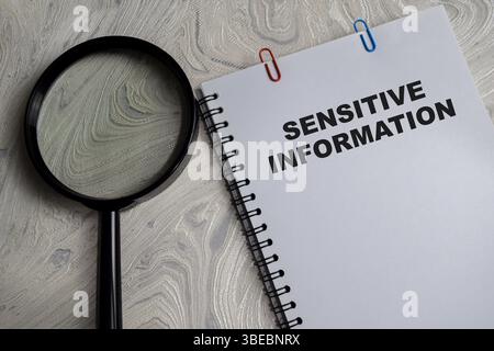 Concept d'informations sensibles écrire sur le livre isolé sur la table en bois. Banque D'Images