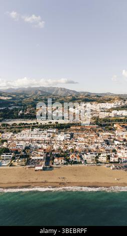 Superbe image aérienne d'une plage de sable et d'un cadre urbain animé à la Cala de Mijas, Espagne. Banque D'Images