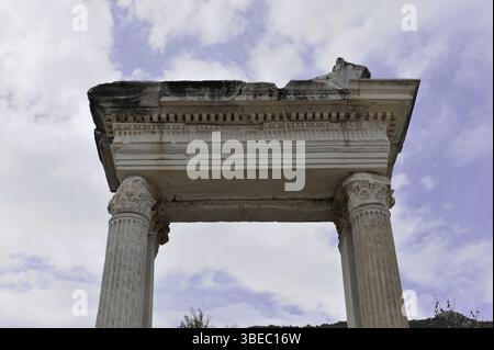Colonnes anciennes avec des chapiteaux ornés sous un ciel nuageux, Turquie, Éphèse : les touristes rencontrent des preuves impressionnantes de l'histoire romaine et grecque lors d'une visite Banque D'Images