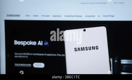 Dhaka, Bangladesh 03 mai 2025 : smartphone sur la surface montrant le logo Samsung Banque D'Images