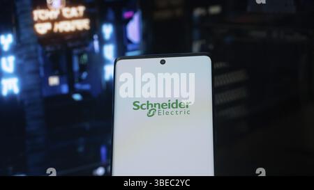 Dhaka, Bangladesh 03 mai 2025 :logo de la société Schneider Electric affiché sur le téléphone portable Banque D'Images