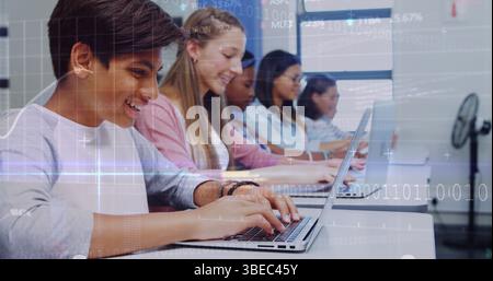 Image du traitement des données sur divers étudiants utilisant des ordinateurs portables Banque D'Images