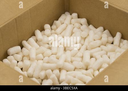 Vider la boîte en carton avec le mastic de mousse de polystyrène pour un emballage sûr Banque D'Images