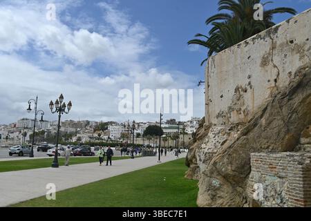 Vue panoramique sur le port et la mer de Tanger vue depuis la médina, Maroc Banque D'Images