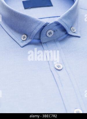 Chemise bleue avec accent sur le col et le bouton, gros plan Banque D'Images