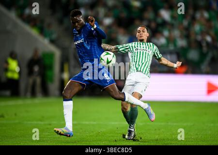 Benoit Badiashile du Chelsea FC concourt pour le ballon avec Antony du Real Betis Balompie lors du match final de l'UEFA Conference League entre le Real Betis Balompie et le Chelsea FC. Banque D'Images