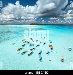 Vue aérienne de bateaux colorés et yachts dans l'eau claire sur la journée ensoleillée d'été. Île de Mnemba, Zanzibar. Vue de dessus du banc de sable à marée basse, mer bleue, baignade Banque D'Images