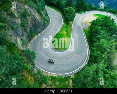 Vue aérienne de la montagne route sinueuse et forêt verte en été. Dolomites, Italie. Vue de dessus de la route sinueuse sur le col de montagne, arbres au printemps. Road THRO Banque D'Images