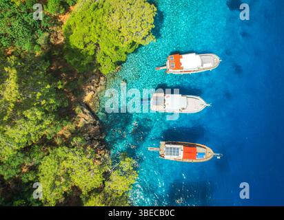 Vue aérienne de beaux yachts et bateaux sur la mer à la journée ensoleillée d'été. Lagunes de Fethiye, Turquie. Vue de dessus de la baie, yachts de luxe, voiliers, bl clair Banque D'Images