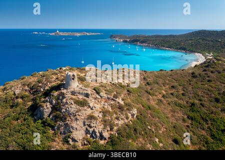 Vue aérienne de belle plage de sable, vieille tour sur la colline, baie de la mer, montagnes om été jour ensoleillé. Porto Giunco en Sardaigne, Italie. Vue de dessus de bleu Banque D'Images