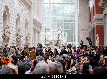 New York, États-Unis. 28 mai 2025. Les invités écoutent des artistes et des conférenciers lors de l’avant-première de la presse pour la réouverture de trois nouvelles galeries distinctes pour les arts d’Afrique, les Amériques anciennes et l’Océanie dans l’aile réinventée Michael C. Rockefeller au Metropolitan Museum of Art le mercredi 28 mai 2025 à New York. La rénovation complète de l'aile, qui couvre plus de 40 000 pieds carrés d'espace de galerie du côté sud du Musée, a été conçue par Kulapat Yantrasast de WHY architecture. Photo de John Angelillo/UPI crédit : UPI/Alamy Live News Banque D'Images