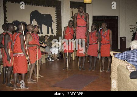Guerriers Masai dansant Banque D'Images