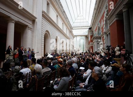 New York, États-Unis. 28 mai 2025. Les invités écoutent des artistes et des conférenciers lors de l’avant-première de la presse pour la réouverture de trois nouvelles galeries distinctes pour les arts d’Afrique, les Amériques anciennes et l’Océanie dans l’aile réinventée Michael C. Rockefeller au Metropolitan Museum of Art le mercredi 28 mai 2025 à New York. La rénovation complète de l'aile, qui couvre plus de 40 000 pieds carrés d'espace de galerie du côté sud du Musée, a été conçue par Kulapat Yantrasast de WHY architecture. Photo de John Angelillo/UPI crédit : UPI/Alamy Live News Banque D'Images