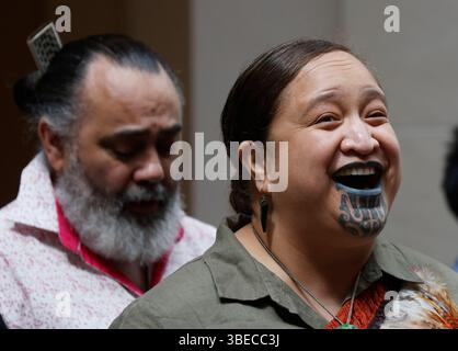 New York, États-Unis. 28 mai 2025. Des artistes chantent lors de l’avant-première de presse pour la réouverture de trois nouvelles galeries distinctes pour les Arts d’Afrique, les Amériques anciennes et l’Océanie dans l’aile Michael C. Rockefeller réinventée au Metropolitan Museum of Art le mercredi 28 mai 2025 à New York. La rénovation complète de l'aile, qui couvre plus de 40 000 pieds carrés d'espace de galerie du côté sud du Musée, a été conçue par Kulapat Yantrasast de WHY architecture. Photo de John Angelillo/UPI crédit : UPI/Alamy Live News Banque D'Images