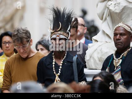 New York, États-Unis. 28 mai 2025. Les invités écoutent des artistes et des conférenciers lors de l’avant-première de la presse pour la réouverture de trois nouvelles galeries distinctes pour les arts d’Afrique, les Amériques anciennes et l’Océanie dans l’aile réinventée Michael C. Rockefeller au Metropolitan Museum of Art le mercredi 28 mai 2025 à New York. La rénovation complète de l'aile, qui couvre plus de 40 000 pieds carrés d'espace de galerie du côté sud du Musée, a été conçue par Kulapat Yantrasast de WHY architecture. Photo de John Angelillo/UPI crédit : UPI/Alamy Live News Banque D'Images