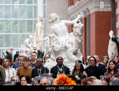 New York, États-Unis. 28 mai 2025. Les invités écoutent des artistes et des conférenciers lors de l’avant-première de la presse pour la réouverture de trois nouvelles galeries distinctes pour les arts d’Afrique, les Amériques anciennes et l’Océanie dans l’aile réinventée Michael C. Rockefeller au Metropolitan Museum of Art le mercredi 28 mai 2025 à New York. La rénovation complète de l'aile, qui couvre plus de 40 000 pieds carrés d'espace de galerie du côté sud du Musée, a été conçue par Kulapat Yantrasast de WHY architecture. Photo de John Angelillo/UPI crédit : UPI/Alamy Live News Banque D'Images