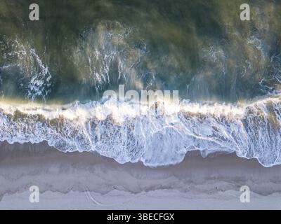Drone photo des vagues frappant la plage sur la côte swahili, Tanzanie, Afrique Banque D'Images