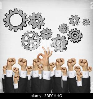 Groupe de mains de businesspeople montrant des gestes sur fond de bois Banque D'Images