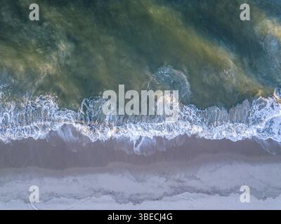 Drone photo des vagues frappant la plage sur la côte swahili, Tanzanie, Afrique Banque D'Images