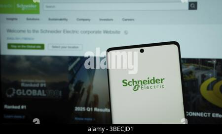 Dhaka, Bangladesh 03 mai 2025 :logo de la société Schneider Electric affiché sur le téléphone portable Banque D'Images