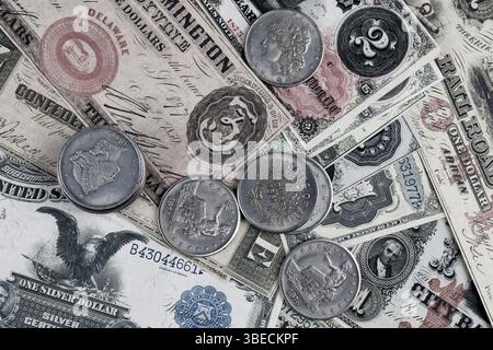 Dollars américains de papier greenback et certificats d'argent avec fond de pièces de dollars en argent Banque D'Images