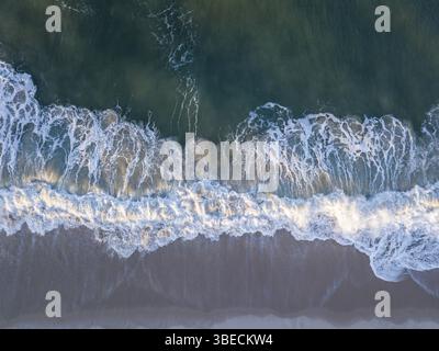 Drone photo des vagues frappant la plage sur la côte swahili, Tanzanie, Afrique Banque D'Images