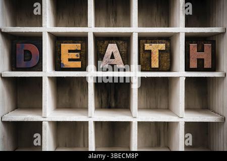 Le mot DEATH écrit à l'encre vintage teint typographique en bois dans un tiroir d'imprimante cloisonné Banque D'Images