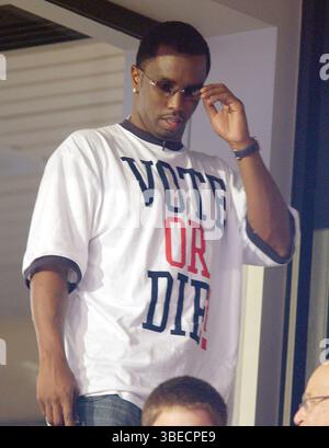 Boston, États-Unis d'Amérique. 29 juillet 2004. Boston, ma - 29 juillet 2004 -- Sean (P. Diddy) Combs ajuste ses lunettes dans la suite Sky du Fleet Center lors de la Convention nationale démocratique 2004 à Boston, Massachusetts le 29 juillet 2004. Crédit : Ron Sachs/CNP/Sipa USA crédit : Sipa USA/Alamy Live News Banque D'Images