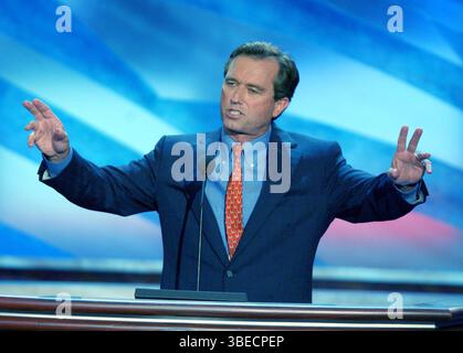 Boston, États-Unis d'Amérique. 28 juillet 2004. Boston, ma - 29 juillet 2004 -- Robert F. Kennedy, Jr., président, Waterkeeper Alliance, procureur en chef, Riverkeeper, parle à la Convention nationale démocrate 2004 à Boston, Massachusetts, le 28 juillet 2004. crédit : Ron Sachs/CNP/Sipa USA crédit : Sipa USA/Alamy Live News Banque D'Images