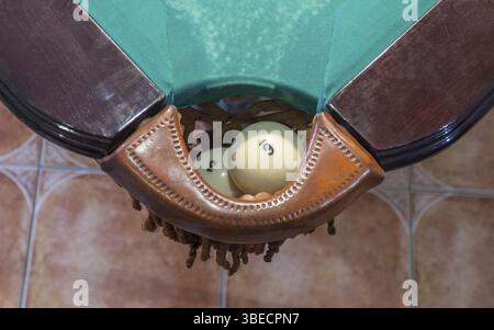 Green table de billard avec des boules blanches. Balle au trou. Libre. Vue d'en haut Banque D'Images