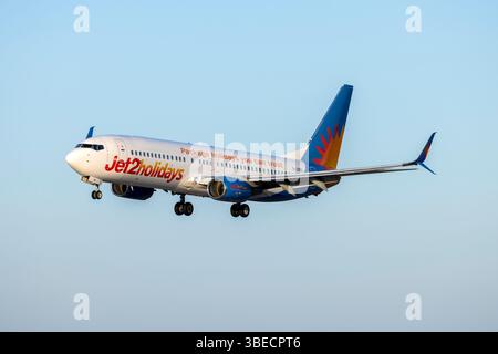 Jet2 Boeing 737-800 (REG : G-JZBO) arrivant dans la lumière de fin de soirée. Banque D'Images