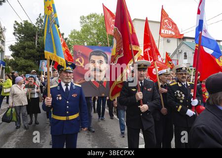 Anapa, Russie - 9 mai 2019 : les anciens combattants portent un portrait de Staline lors d'une célébration en l'honneur du jour de la victoire Banque D'Images