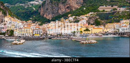 Vue aérienne de la ville d'Amalfi avec des bâtiments colorés et la mer Tyrrhénienne Banque D'Images