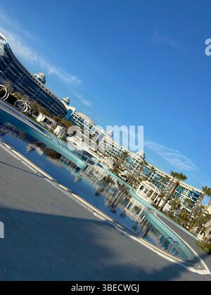 Hôtel de luxe et piscine extérieure sous un ciel bleu clair, entouré de palmiers et d'une architecture moderne en Turquie. Banque D'Images