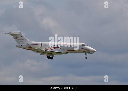 28.5.2025 Privatflug Symbol, Privatflug Ein Privatjet am Mannheimer Flughafen, Privatflug Flüge stehen in der Kritik. Umweltverbände und einige Parteien kritisieren den hohen CO2 Ausstoß von privaten Flugzeugen. Auch Gesellschaftlich sind Privatflüge nicht überalle akzeptiert. Hier im Bild, die Bombadier Challenger 300 von SAP Mitgründer Hasso Plattner Mannheim City Airport Baden Württemberg Deutschland *** 28 5 2025 vol privé symbole, vol privé Un jet privé à l'aéroport de Mannheim, les vols privés sont critiqués associations environnementales et certains partis critiquent les émissions élevées de CO2 o Banque D'Images