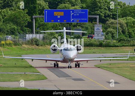 28.5.2025 Privatflug Symbol, Privatflug Ein Privatjet am Mannheimer Flughafen, Privatflug Flüge stehen in der Kritik. Umweltverbände und einige Parteien kritisieren den hohen CO2 Ausstoß von privaten Flugzeugen. Auch Gesellschaftlich sind Privatflüge nicht überalle akzeptiert. Hier im Bild, die Bombadier Challenger 300 von SAP Mitgründer Hasso Plattner Mannheim City Airport Baden Württemberg Deutschland *** 28 5 2025 vol privé symbole, vol privé Un jet privé à l'aéroport de Mannheim, les vols privés sont critiqués associations environnementales et certains partis critiquent les émissions élevées de CO2 o Banque D'Images