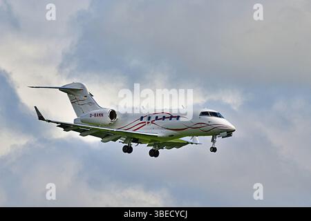 28.5.2025 Privatflug Symbol, Privatflug Ein Privatjet am Mannheimer Flughafen, Privatflug Flüge stehen in der Kritik. Umweltverbände und einige Parteien kritisieren den hohen CO2 Ausstoß von privaten Flugzeugen. Auch Gesellschaftlich sind Privatflüge nicht überalle akzeptiert. Hier im Bild, die Bombadier Challenger 300 von SAP Mitgründer Hasso Plattner Mannheim City Airport Baden Württemberg Deutschland *** 28 5 2025 vol privé symbole, vol privé Un jet privé à l'aéroport de Mannheim, les vols privés sont critiqués associations environnementales et certains partis critiquent les émissions élevées de CO2 o Banque D'Images