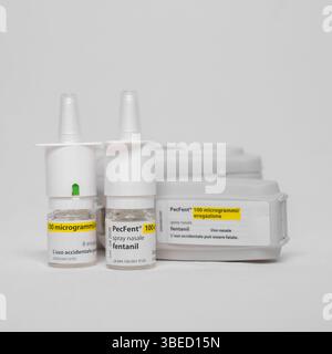 Kits de sécurité de fentanyl et inhalateurs nasaux. Opioïde utilisé dans le traitement de la douleur cancéreuse. Avertissement en italien : une utilisation accidentelle peut être mortelle. Banque D'Images