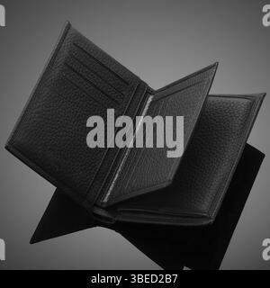 Portefeuille tendance en cuir de créateur pour homme sur fond noir Banque D'Images