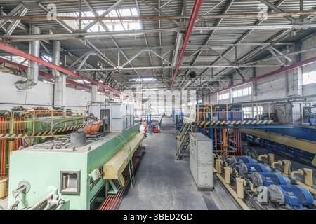 Atelier pour la production de profilés en aluminium. presse d'extrusion d'aluminium Banque D'Images