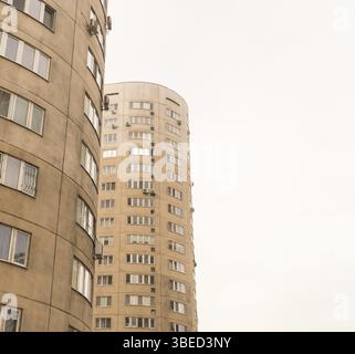 Complexe résidentiel de plusieurs étages contre le ciel.Architecture urbaine Banque D'Images