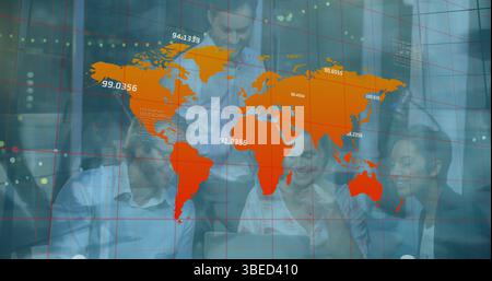 Image de la carte du monde et coordonnées sur les personnes dans le bureau et timelapse avec les gens marchant Banque D'Images