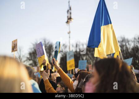 Berlin, Allemagne - 27 mars 2022 protestation contre la guerre et soutien à l'Ukraine dans l'occupation russe. Manifestation d'activistes. Vidéos 4K de haute qualité Banque D'Images